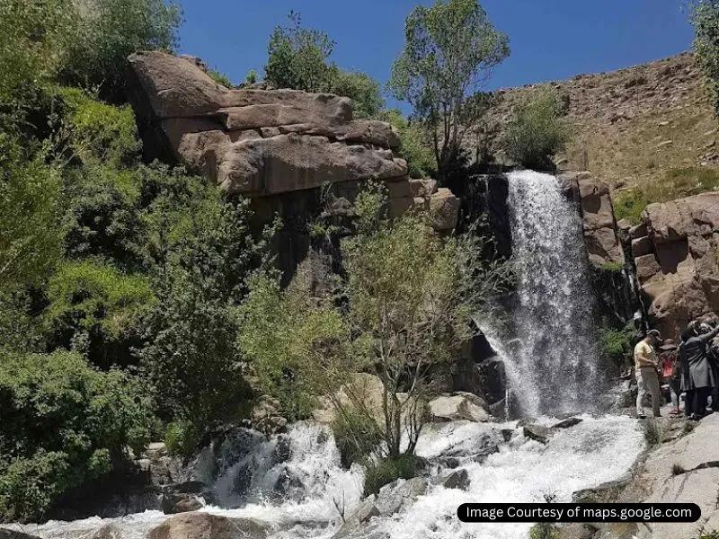 آبشار گنج نامه در نزدیکی دشت میشان