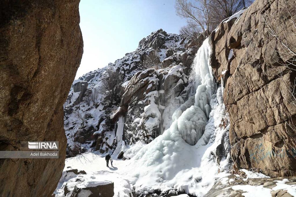 آبشار گنج نامه در نزدیکی کتیبه‌ها