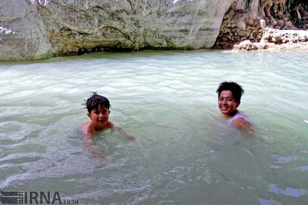 گردشگران علاقه‌مند به آب تنی در چشمه مرتضی علی