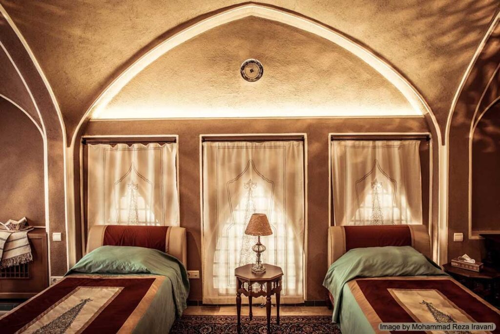 اتاق‌های سنتی و زیبای هتل های کاشان؛ هتل عامری‌ها