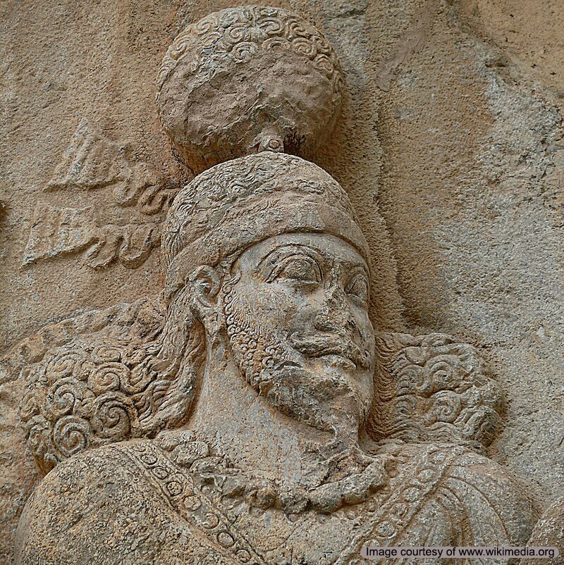 تصویر اردشیر دوم، پادشاه ساسانی، بر روی یک سنگ‌نگاره