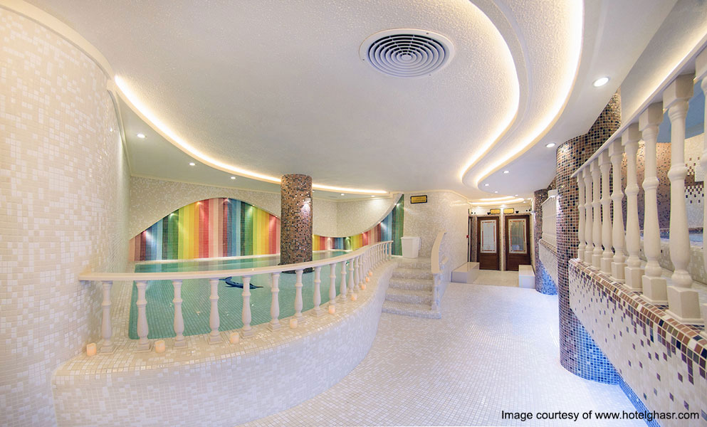 نمایی از استخر هتل بین‌المللی قصر مشهد