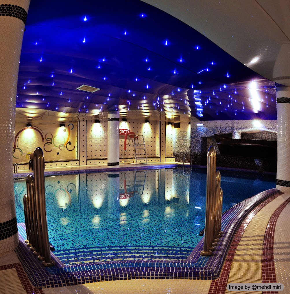 نمایی از استخر هتل پردیسان مشهد