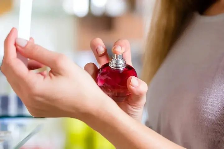 اسپری کردن عطر روی مچ دست