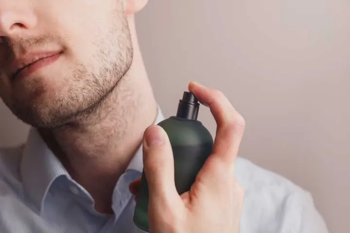 اسپری کردن عطر روی گردن