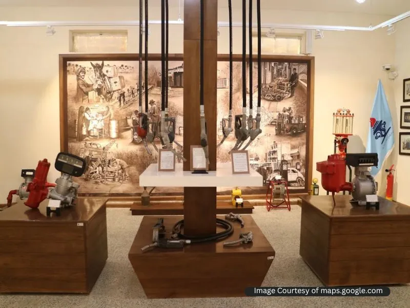 اشیا داخل موزه بنزین خانه