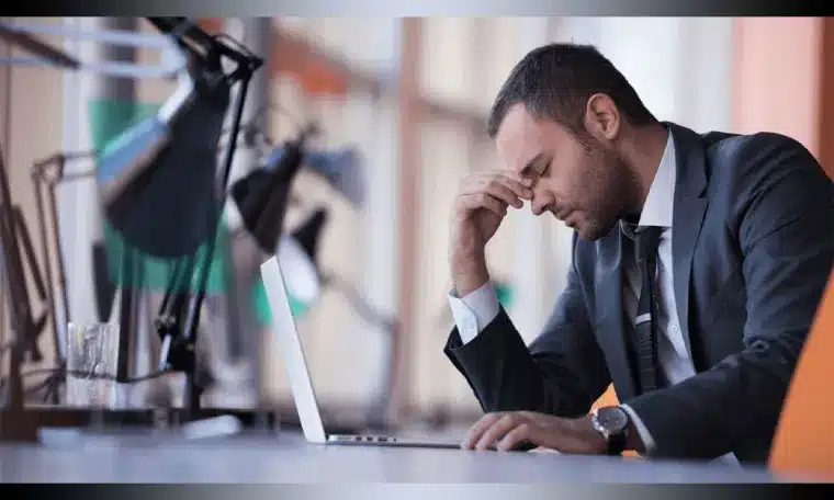 یک معامله گر در زمان کاری خود فشار عصبی زیادی را تحمل میکند