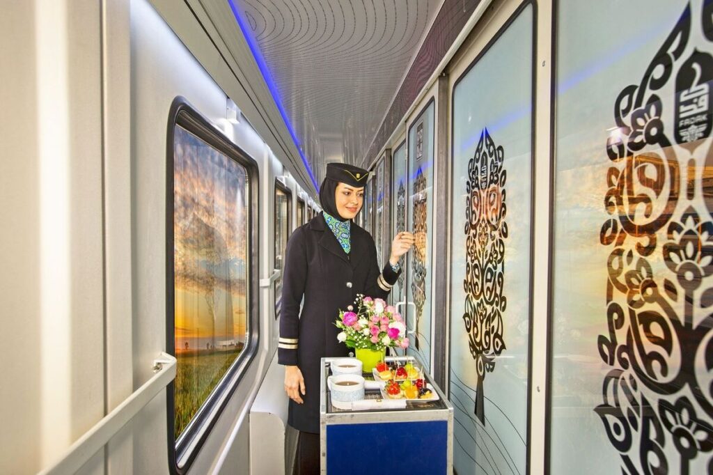 امکانات و خدمات ارائه شده به مسافران در قطارهای فدک