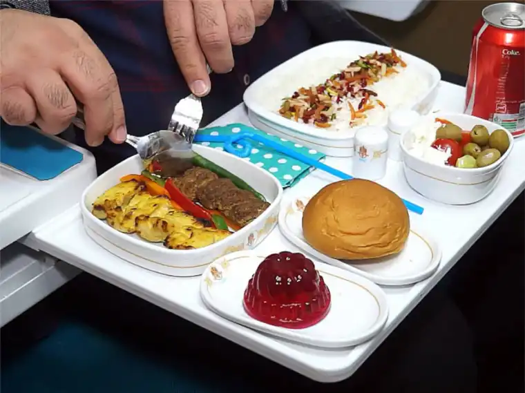 یک مرد در حال خوردن غذای قطار فدک