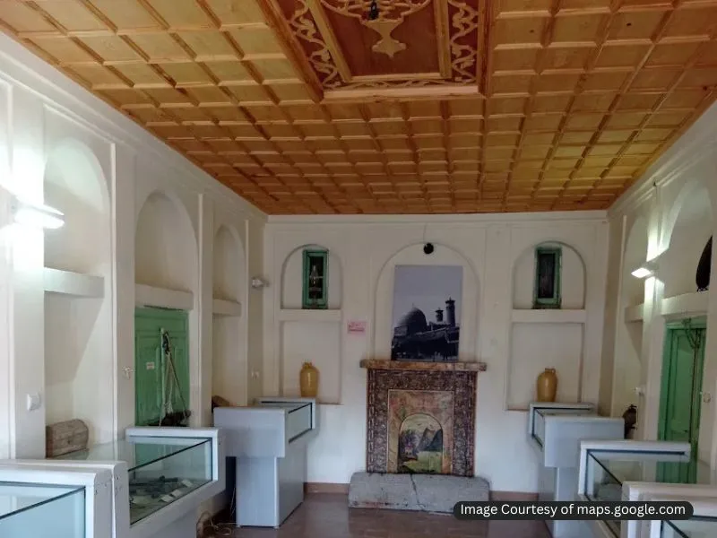 داخل خانه افتخارالاسلام طباطبایی