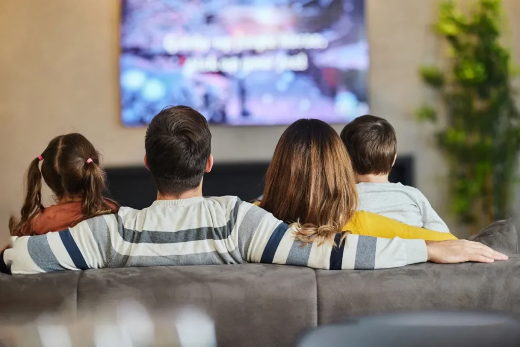 تماشای خانوادگی تلویزیون