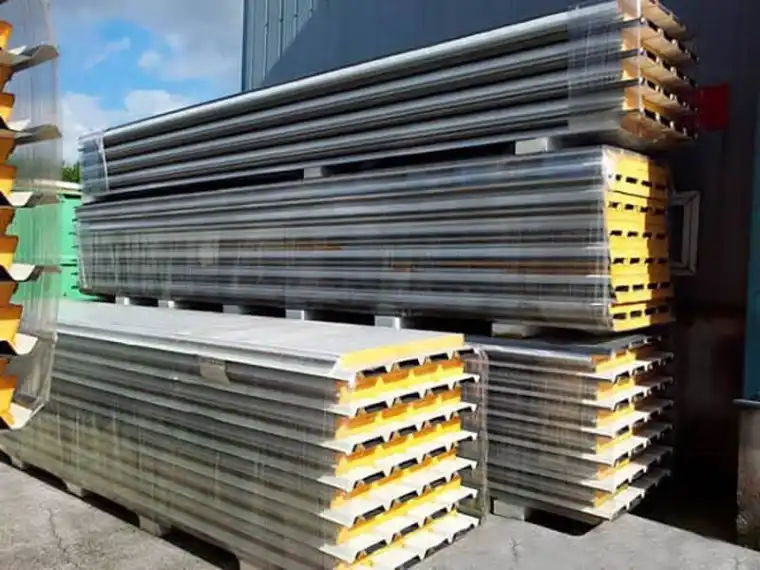 تعدادی ساندویچ پانل در کنارهم