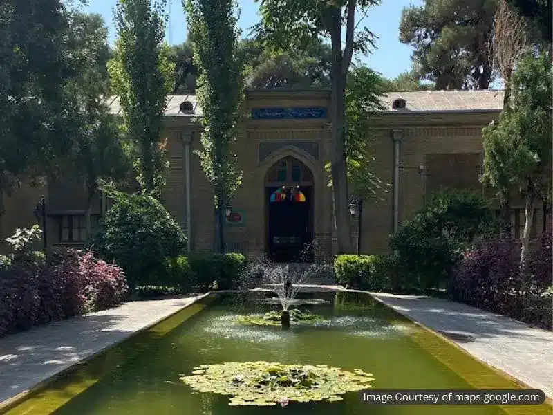 حیاط موزه هنرهای ملی ایران