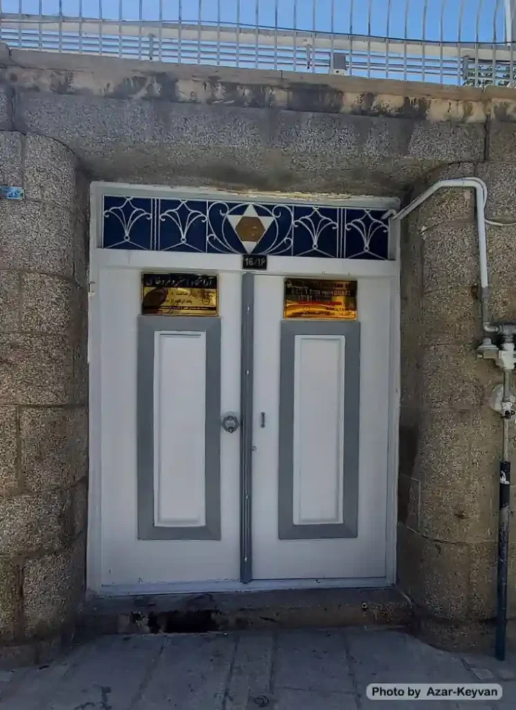 درب آهنی ورودی آرامگاه استر و مردخای