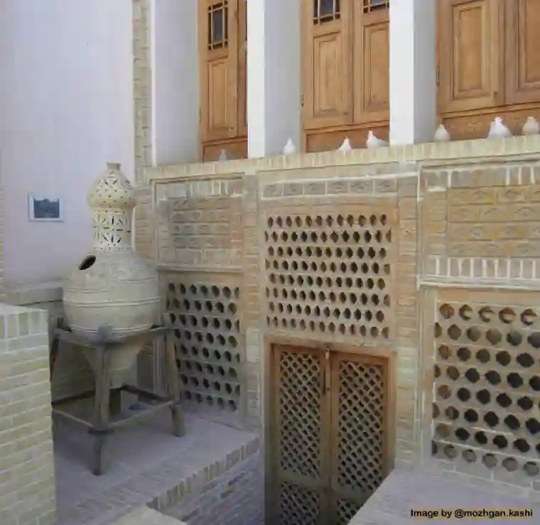 درب ورودی سرداب خانه ی منوچهری کاشان