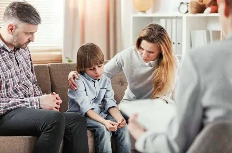 والدین و کودک در اتاق روانشناس