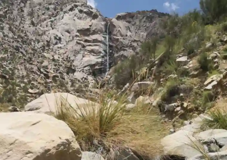 آبشار وروار در امتداد رود آب باریک کرمان