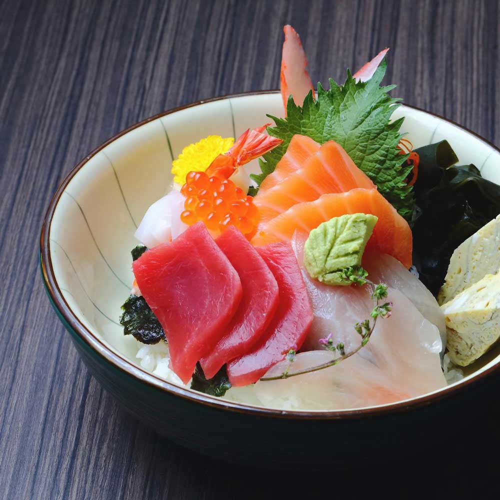 ساشی‌می نوعی غذای ژاپنی است که دارای برش‌های ماهی نپخته است