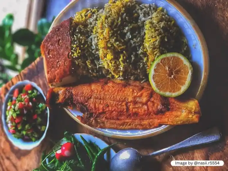 سبزی پلو با ماهی سوخاری