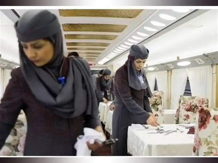 سرو وعدههای غذایی در رستوران قطار