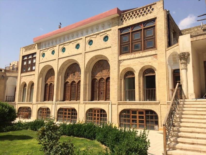 سرای کاظمی با نام موزه تهران قدیم نیز شهرت دارد