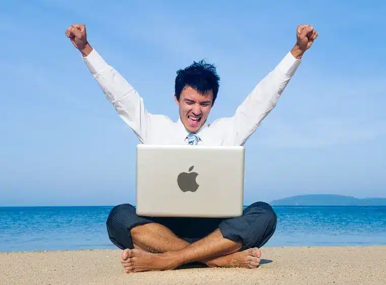 با لپ تاپ در سفر