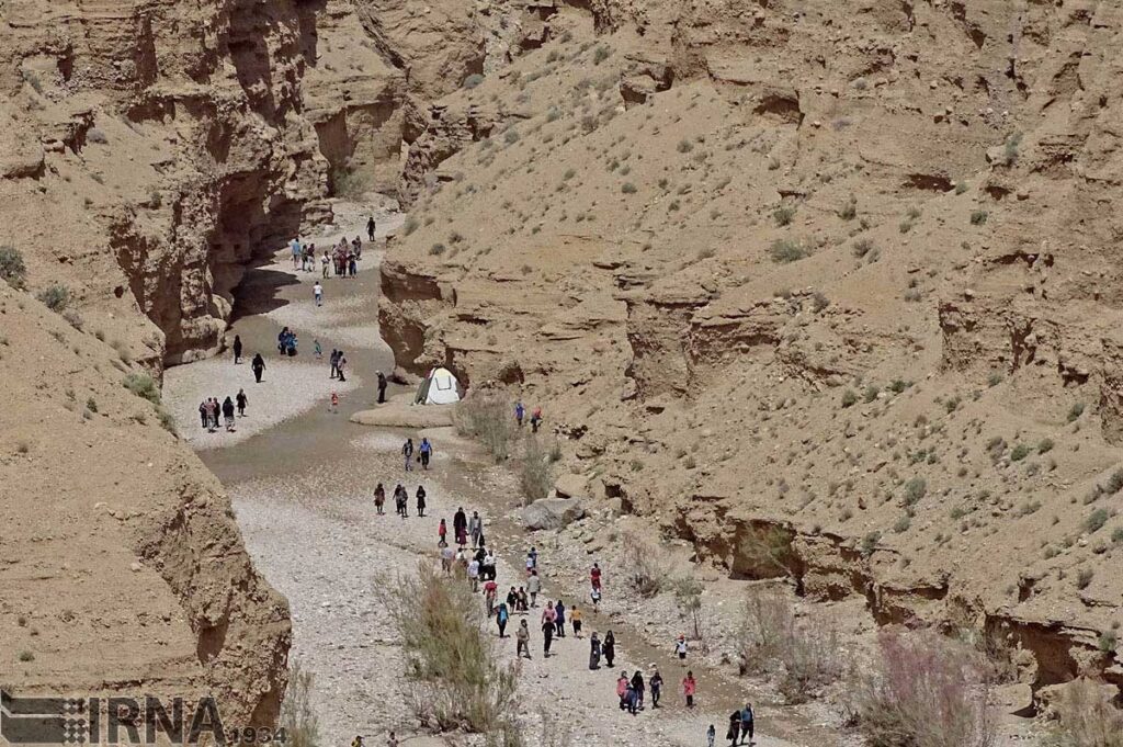 چشمه‌های این منطقه از دامنه کوه کش سیاه سرچشمه می‌گیرند