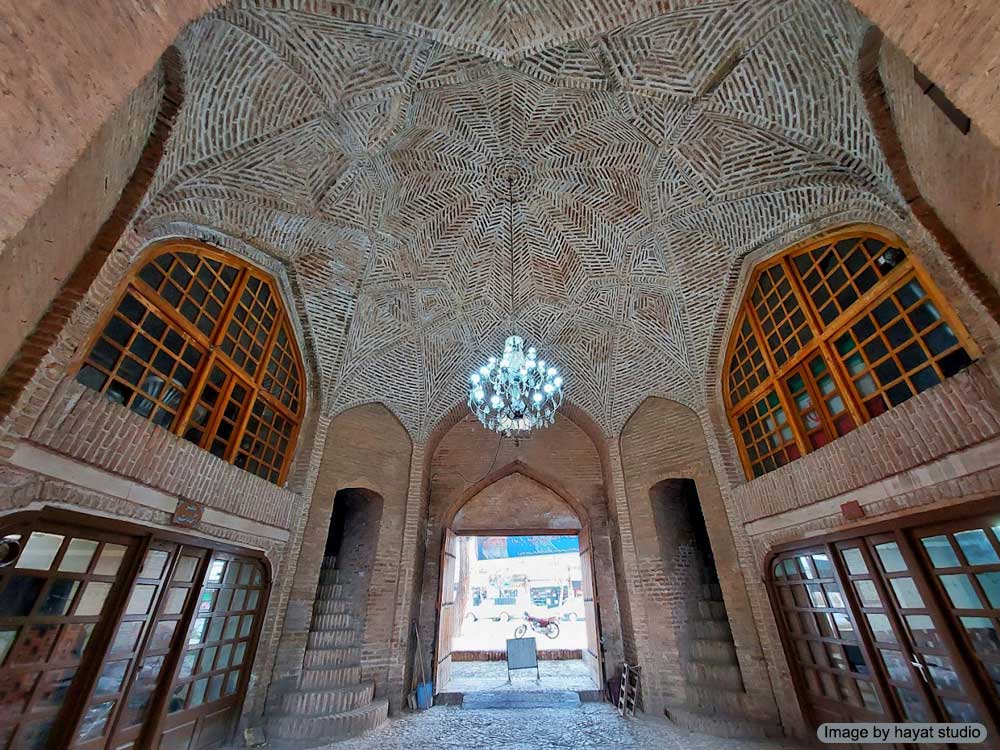 نمایی از معماری و آجرکاری سقف کاروانسرای عباسی