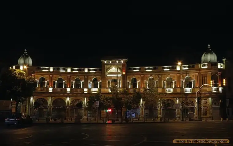 نمایی از میدان حسنآباد تهران در شب