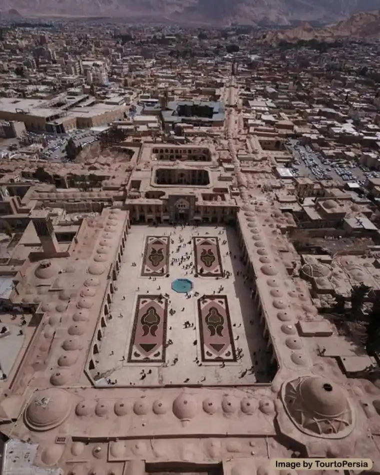 نمای هوایی میدان گنجعلیخان کرمان و بافت قدیمی پیرامون آن
