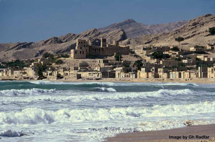 نمایی از بندر سیراف با معماری سکونتگاه های خلیج فارس