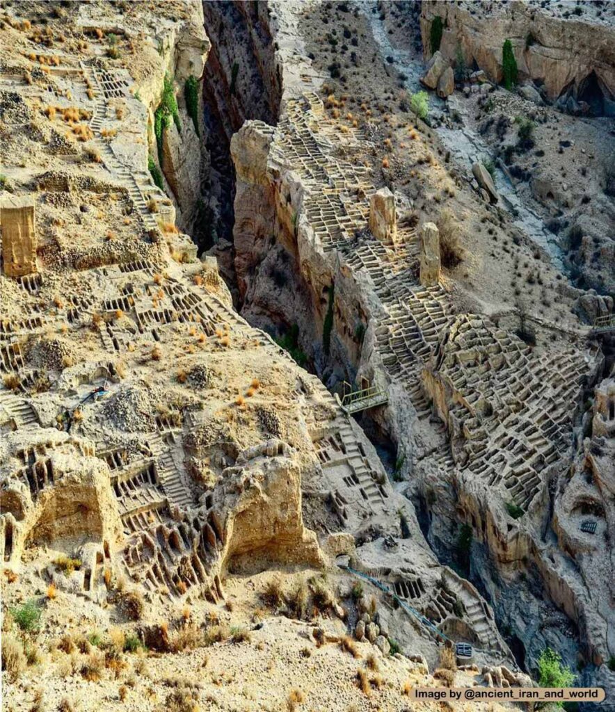 نمایی از دره مردگان یا منابع آب سیراف