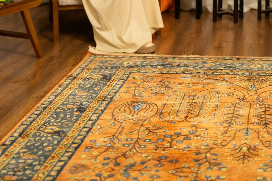 نمونه دیگری از رنگ فرش ماشینی مد سال 1403 با رنگ‌های گرم.