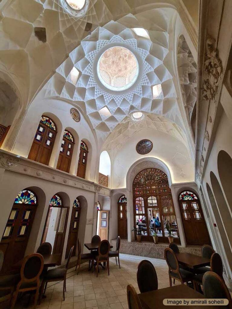 معماری زیبای هتل عامری ها در کاشان