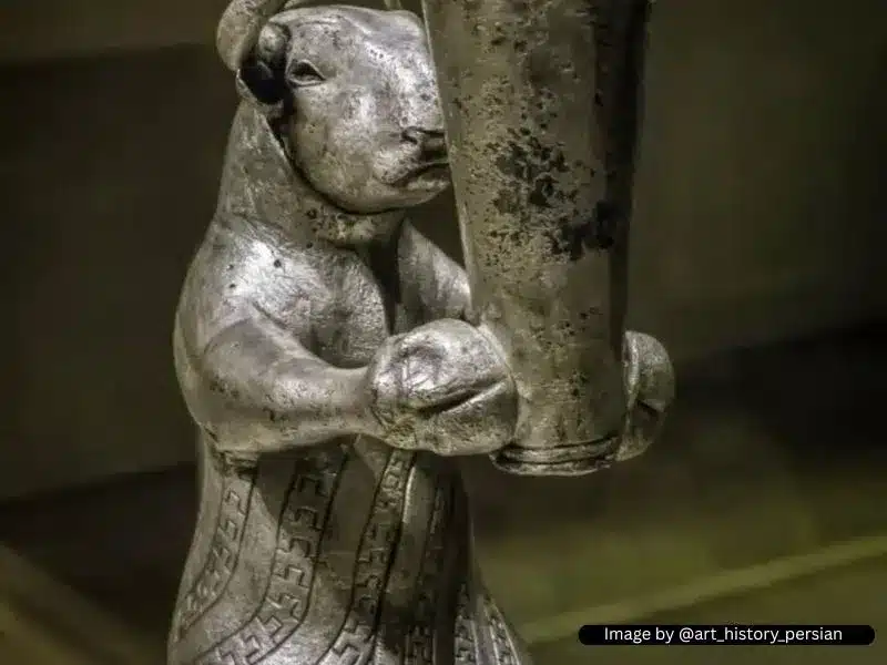 گاو زانو زده با جامی در دست