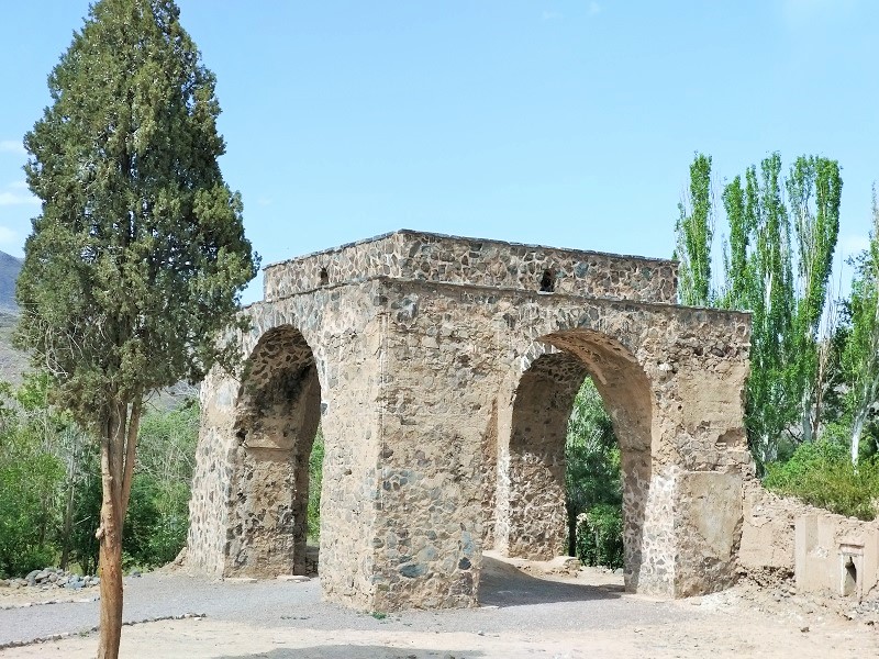 معماری ایران پیش از اسلام: ویرانه های آتشکده زرتشتیان در نطنز