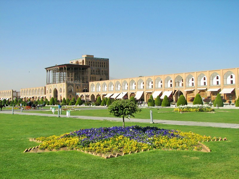 نمای کلی کاخ عالی قاپو اصفهان