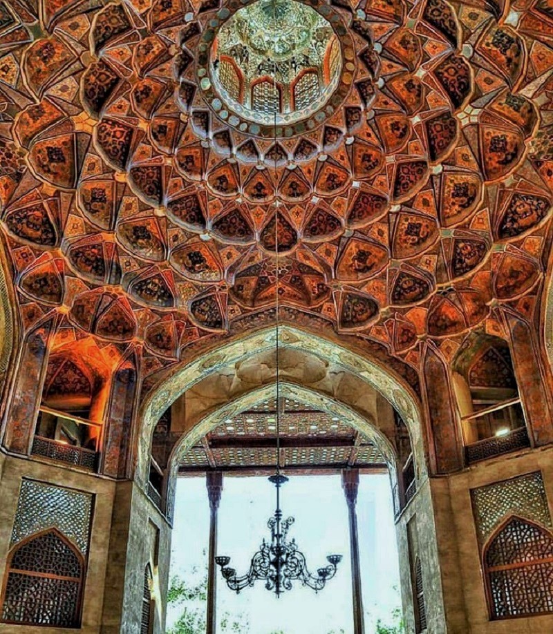 داخل کاخ هشت بهشت اصفهان