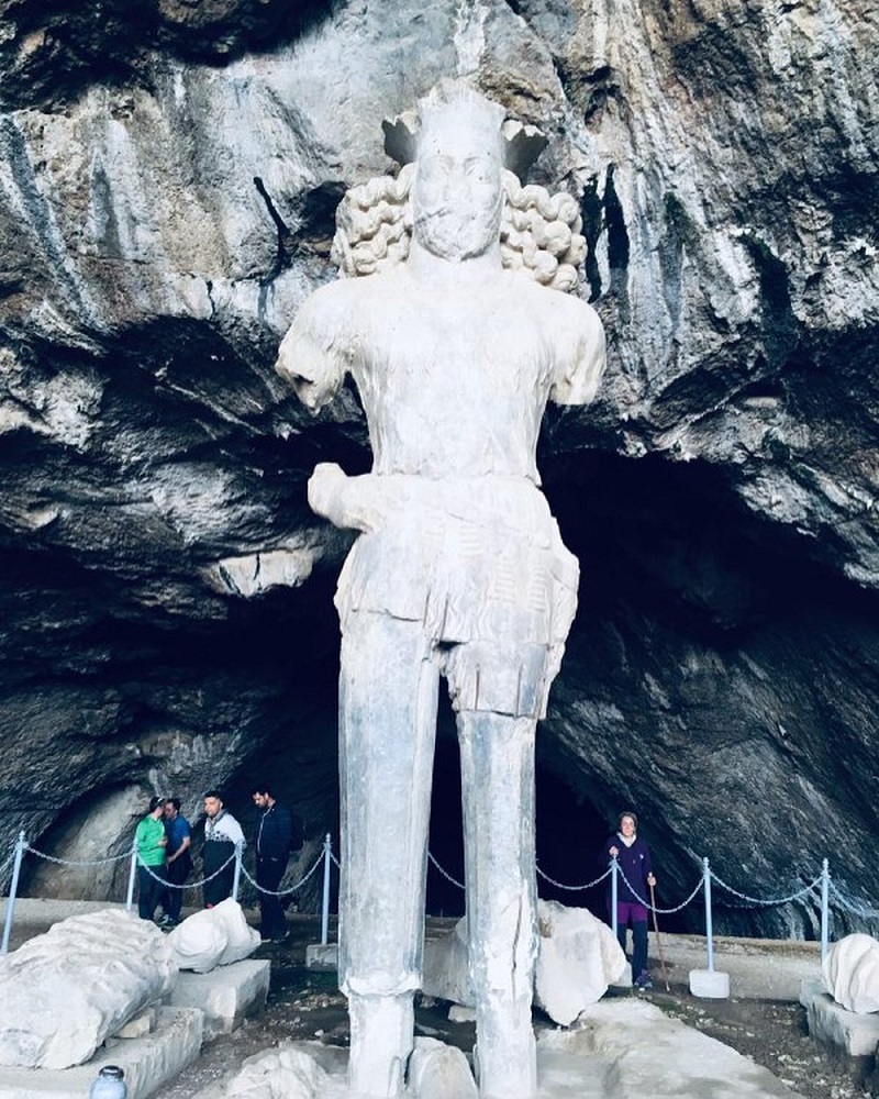مجسمه شاپور ساسانی در غار شاپورغار شاپور