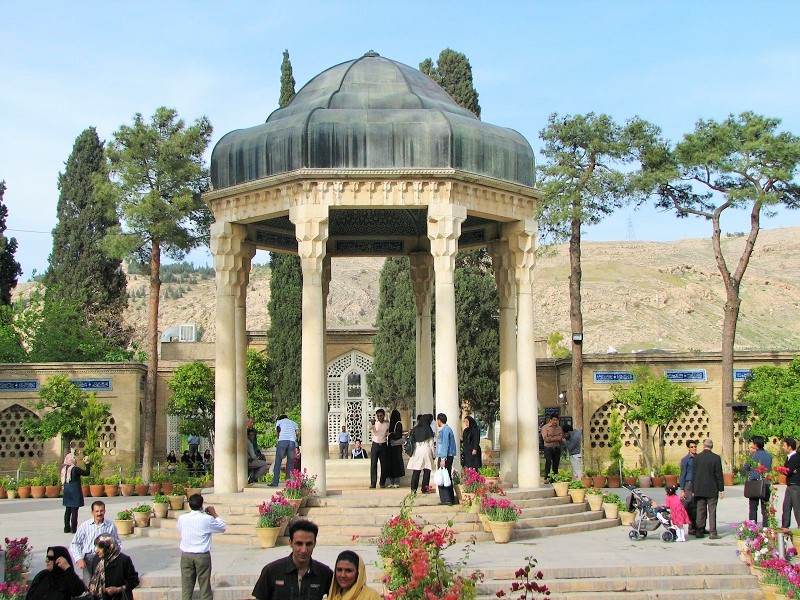 جاذبه های تاریخی شیراز: آرامگاه حافظ