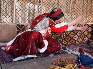 زن قشقایی و مهارت های سنتی قالی بافی فارس