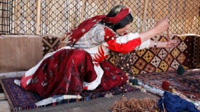 زن قشقایی و مهارت های سنتی قالی بافی فارس