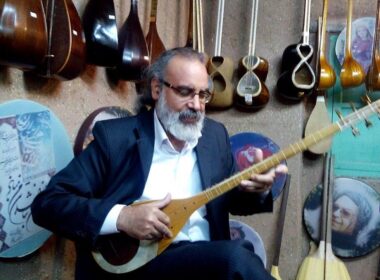 مهارت نواختن ساز تنبور ایرانی