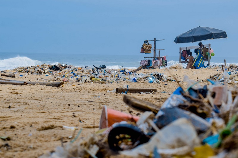 اثرات منفی گردشگری غیر مسئولانه بر روی محیط زیست: زباله سازی در خط ساحلی