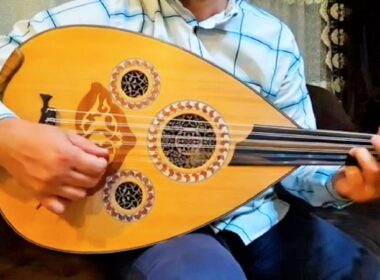 نواختن ساز زهی عود