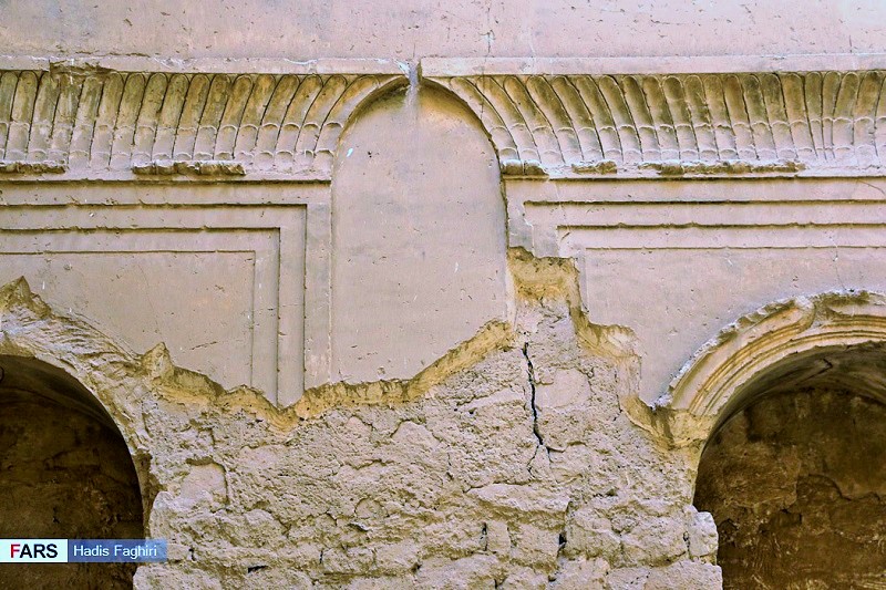کاخ اردشیر بابکان، هنر گچبری ساسانی