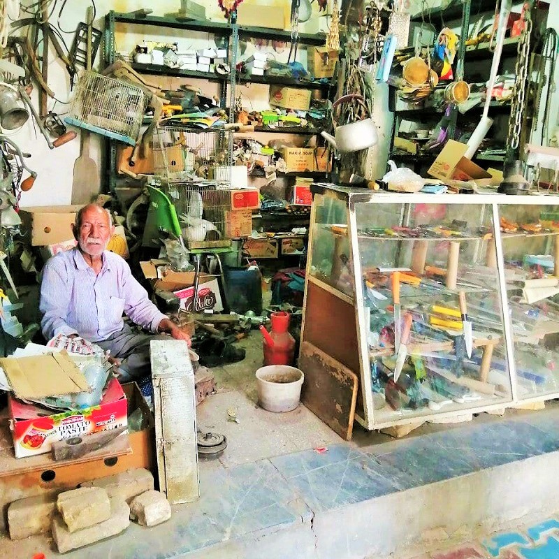 جاذبه های گردشگری سمنان: مردی در یک فروشگاه بازار