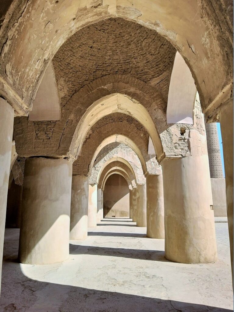 جاذبه های گردشگری دامغان: شبستان مسجد تاریخانه