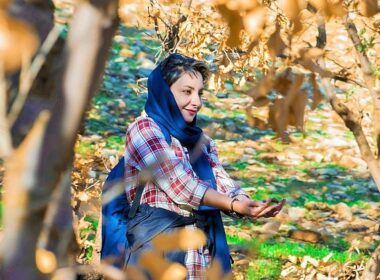 خانم شمس (آژانس الیت کرمانشاه) در حال اجرای تور درختکاری و گردشگری مسئولانه