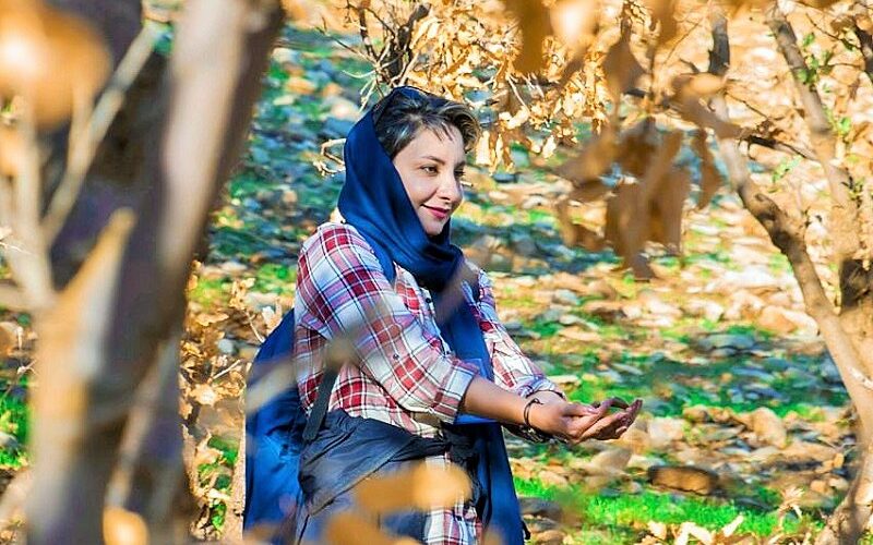 خانم شمس (آژانس الیت کرمانشاه) در حال اجرای تور درختکاری و گردشگری مسئولانه